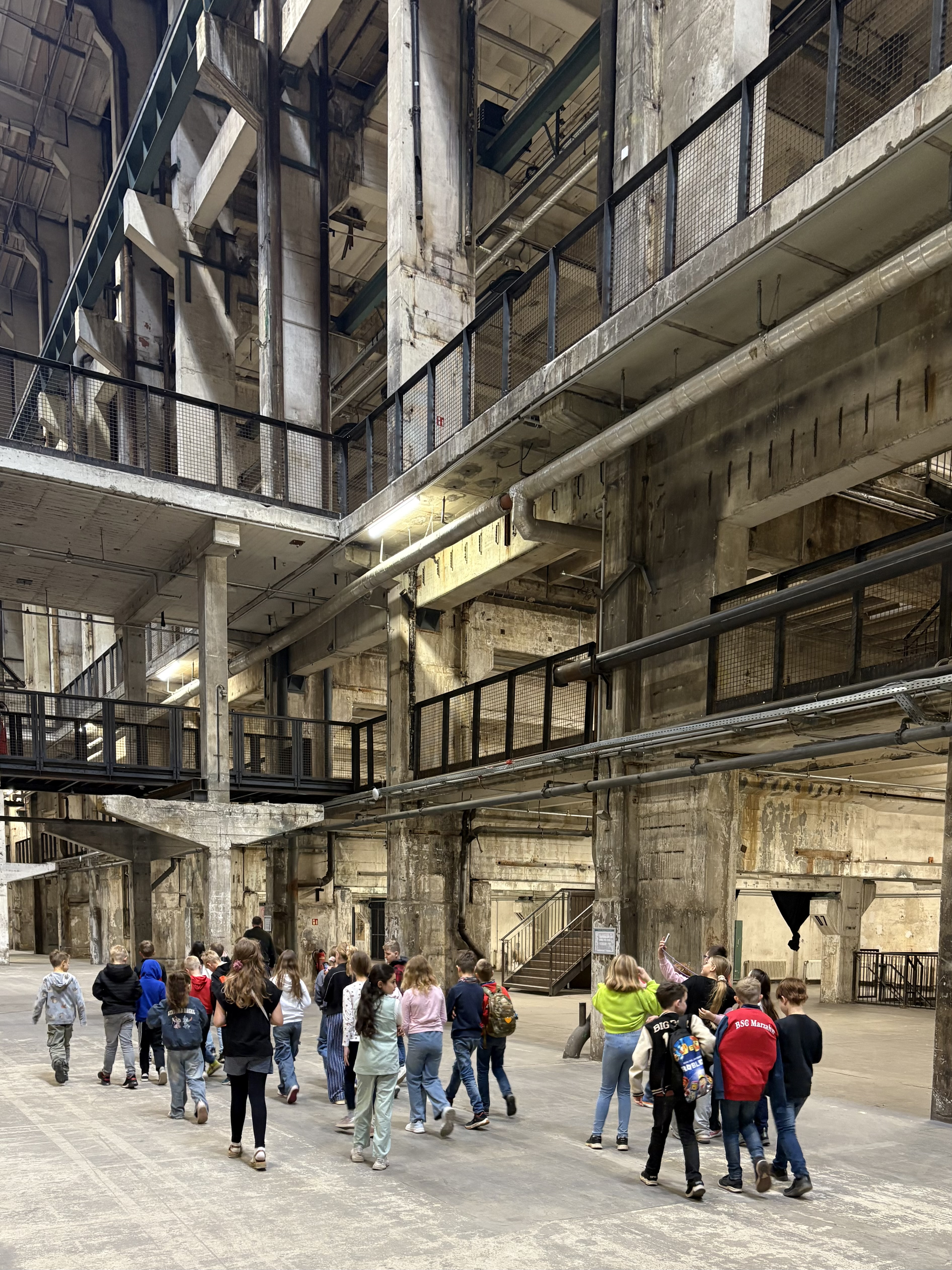 Kinder beim Workshop im Kraftwerk Berlin