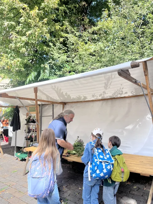 Blumen KidsKultur Kultur für Kinder Berlin Programm Kreative Bildung Ganzheitliche Erziehung KulturKids Architektur Museum Skizzenbuch Kindgerechte Kulturvermittlung Ästhetische Bildung Workshop Museumspädagogik Atelier Kreativworkshop basteln Lesen Entdecken Mind Body Soul skizzieren Ganzheitliche Förderung Emotionales Lernen Selbstregulation durch Kulturpädagogik Aktivitäten Prenzlauer Berg Berlin Kultur Programm Kreatives Lernen Workshop Berlin Künstlerische Früherziehung Ästhetische Wahrnehmung Malen 