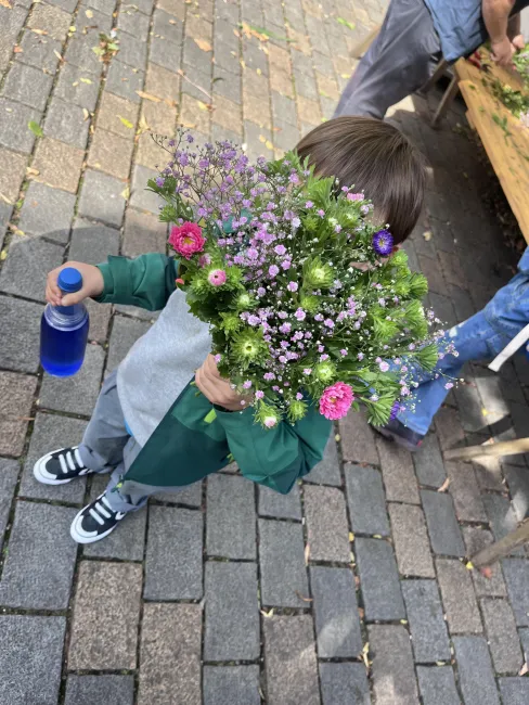 Blumen KidsKultur Kultur für Kinder Berlin Programm Kreative Bildung Ganzheitliche Erziehung KulturKids Architektur Museum Skizzenbuch Kindgerechte Kulturvermittlung Ästhetische Bildung Workshop Museumspädagogik Atelier Kreativworkshop basteln Lesen Entdecken Mind Body Soul skizzieren Ganzheitliche Förderung Emotionales Lernen Selbstregulation durch Kulturpädagogik Aktivitäten Prenzlauer Berg Berlin Kultur Programm Kreatives Lernen Workshop Berlin Künstlerische Früherziehung Ästhetische Wahrnehmung Malen 