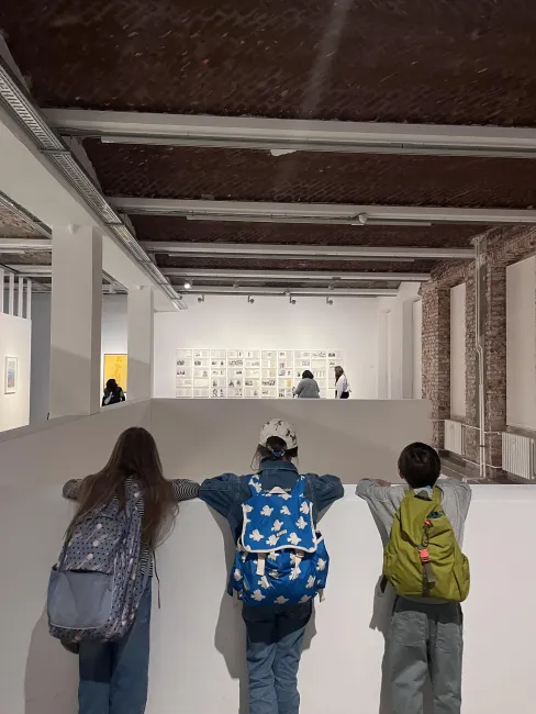 KidsKultur Kultur für Kinder Berlin Programm Kreative Bildung Ganzheitliche Erziehung KulturKids Architektur Museum Skizzenbuch Kindgerechte Kulturvermittlung Ästhetische Bildung Workshop Museumspädagogik Atelier Kreativworkshop basteln Lesen Entdecken Mind Body Soul skizzieren Ganzheitliche Förderung Emotionales Lernen Selbstregulation durch Kulturpädagogik Aktivitäten Prenzlauer Berg Berlin Kultur Programm Kreatives Lernen Workshop Berlin Künstlerische Früherziehung Ästhetische Wahrnehmung Malen Zeichnen 