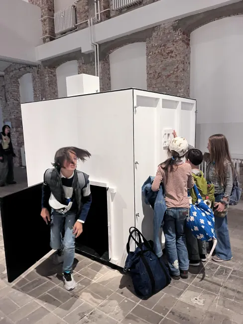 KidsKultur Kultur für Kinder Berlin Programm Kreative Bildung Ganzheitliche Erziehung KulturKids Architektur Museum Skizzenbuch Kindgerechte Kulturvermittlung Ästhetische Bildung Workshop Museumspädagogik Atelier Kreativworkshop basteln Lesen Entdecken Mind Body Soul skizzieren Ganzheitliche Förderung Emotionales Lernen Selbstregulation durch Kulturpädagogik Aktivitäten Prenzlauer Berg Berlin Kultur Programm Kreatives Lernen Workshop Berlin Künstlerische Früherziehung Ästhetische Wahrnehmung Malen Zeichnen 