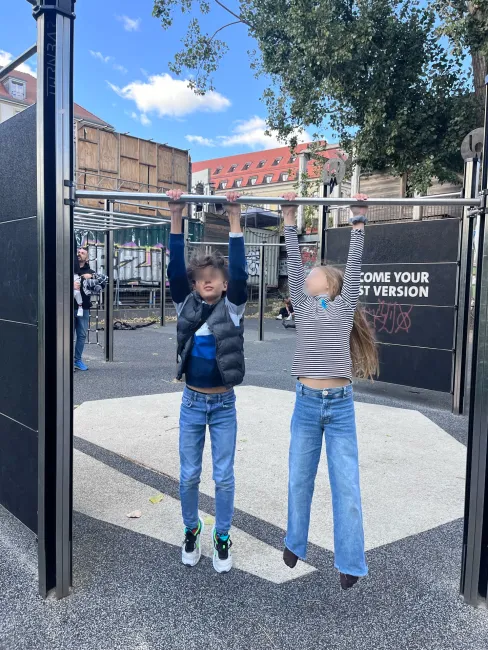KidsKultur Kultur für Kinder Berlin Programm Kreative Bildung Ganzheitliche Erziehung KulturKids Architektur Museum Skizzenbuch Kindgerechte Kulturvermittlung Ästhetische Bildung Workshop Museumspädagogik Atelier Kreativworkshop basteln Lesen Entdecken Mind Body Soul skizzieren Ganzheitliche Förderung Emotionales Lernen Selbstregulation durch Kulturpädagogik Aktivitäten Prenzlauer Berg Berlin Kultur Programm Kreatives Lernen Workshop Berlin Künstlerische Früherziehung Ästhetische Wahrnehmung Malen Zeichnen 