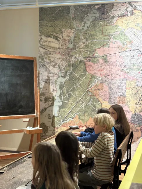 KidsKultur Kultur für Kinder Berlin Programm Kreative Bildung Ganzheitliche Erziehung KulturKids Architektur Museum Vermittlung Kindgerechte Kulturvermittlung Ästhetische Bildung Workshop Museumspädagogik Atelier Kreativworkshop Erleben Entdecken Mind Body Soul Konzept Ganzheitliche Förderung Emotionales Lernen Selbstregulation durch Kulturpädagogik Aktivitäten Prenzlauer Berg Berlin Kultur Programm Kreatives Lernen Workshop Berlin Künstlerische Früherziehung Ästhetische Wahrnehmung Malen Zeichnen Kunst