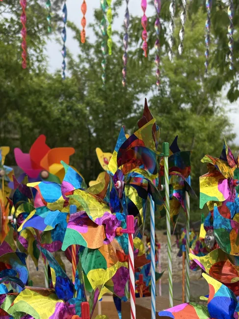 Kinder spielen mit Windmühlen