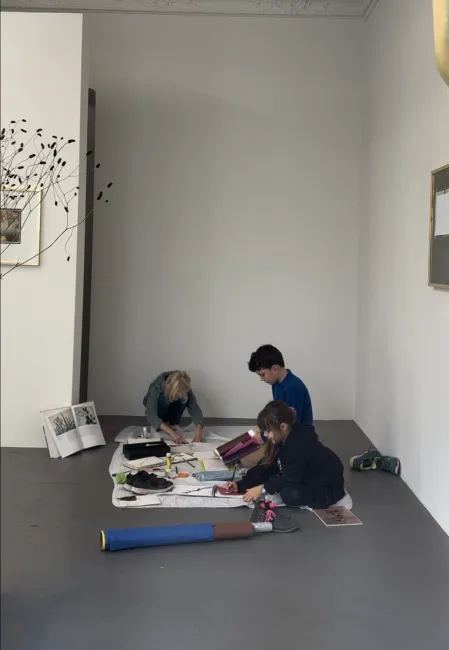 Vertieft in der Arbeit am Thema Japan