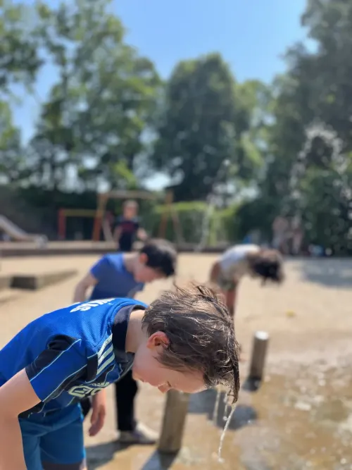 Kulturkids planschen am Spielplatz