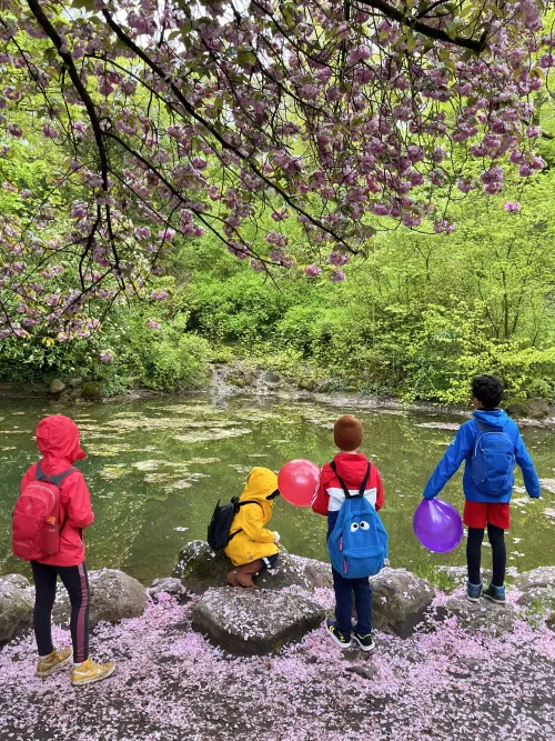 Kinder unterwegs zum Teufelsberg