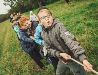 Kinder im Tiergarten
